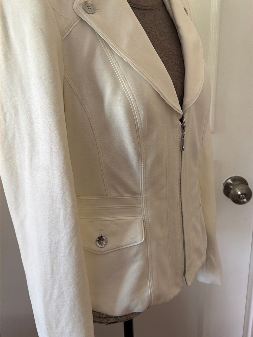 White House Black Market Ivory Quilted Ponte Moto Jacket Size 8 - Picture 4 of 14